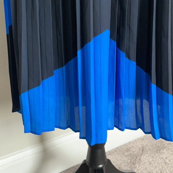 Banana Republic Pleated Blue and Black Midi Skirt - Picture 3 of 7